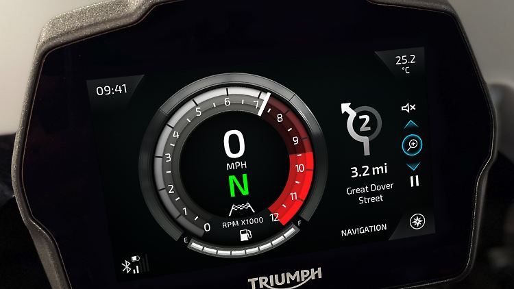 Ein geradezu stylisches Display versorgt den Fahrer der Triumph Speed Triple 1200 RS mit allen notwendigen Informationen.