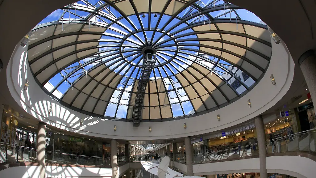 Ein-Mann-ist-an-einem-Eingang-des-Schlossparkcenters-in-Schwerin-niedergestochen-worden