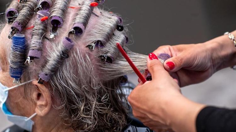 Für viele liegt der letzte Termin beim Friseur Monate  zurück.