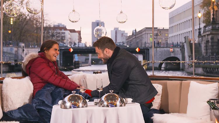 Bei einer romantischen Bootsfahrt auf der Spree gehen Anna und Niko auf Tuchfühlung.