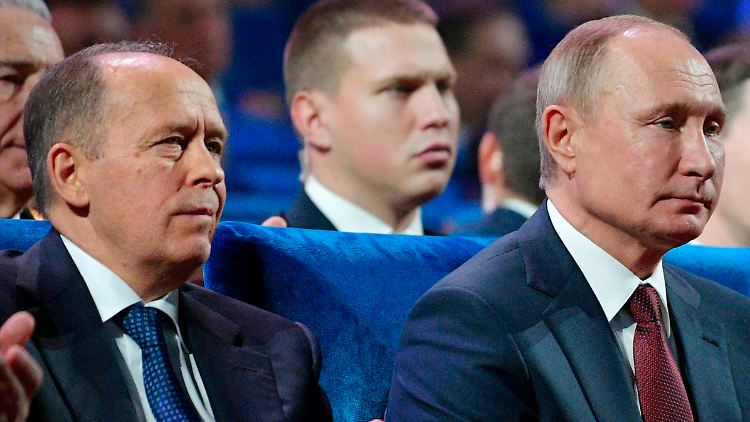 Russlands Präsident Putin bei einem Geheimdienst-Kongress mit FSB-Chef Alexander Bortnikow (li.).
