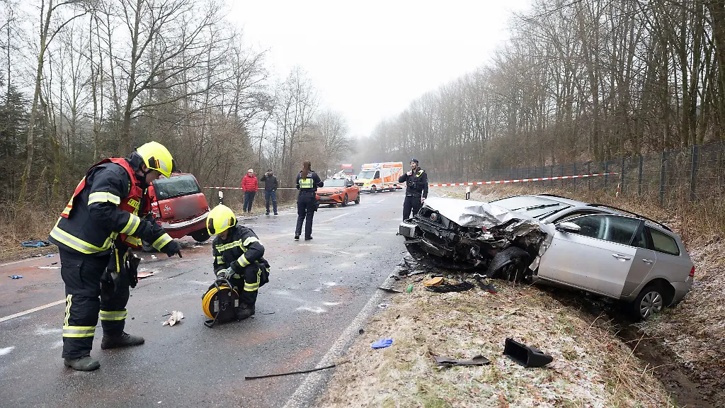 Schwerer-Glatteisunfall-im-Kreis-Olpe-Eine-34-Jahre-alte-Mutter-wurde-lebensgefaehrlich-verletzt