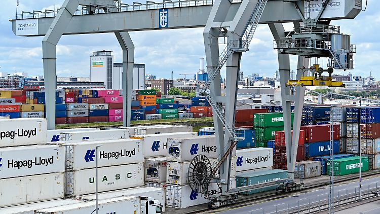Die Industrie ist robust, der Dienstleistungssektor leidet.