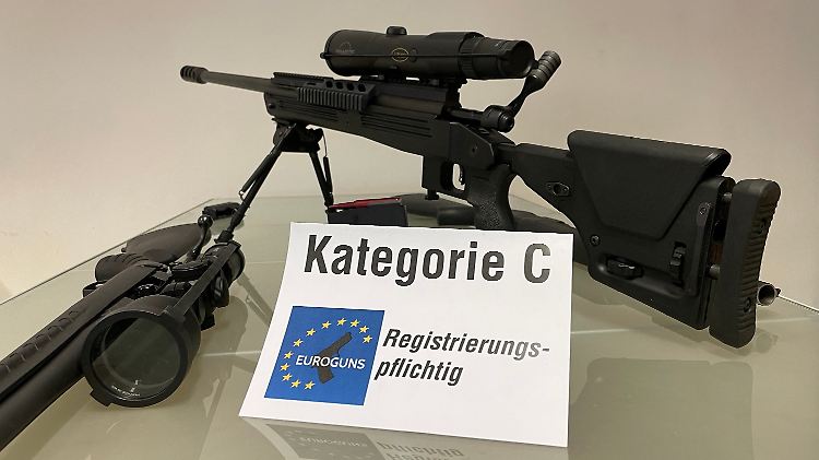 Jeder mindestens 18-jährige EU-Bürger mit Wohnsitz in Österreich, gegen den kein Waffenverbot verhängt wurde, darf dieses Gewehr in Österreich nach kurzer Wartefrist und Registrierung kaufen.