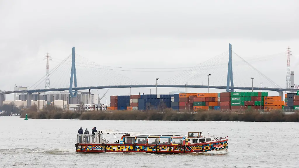 Nach-einem-Unfall-gab-es-Behinderungen-an-der-Koehlbrandbruecke