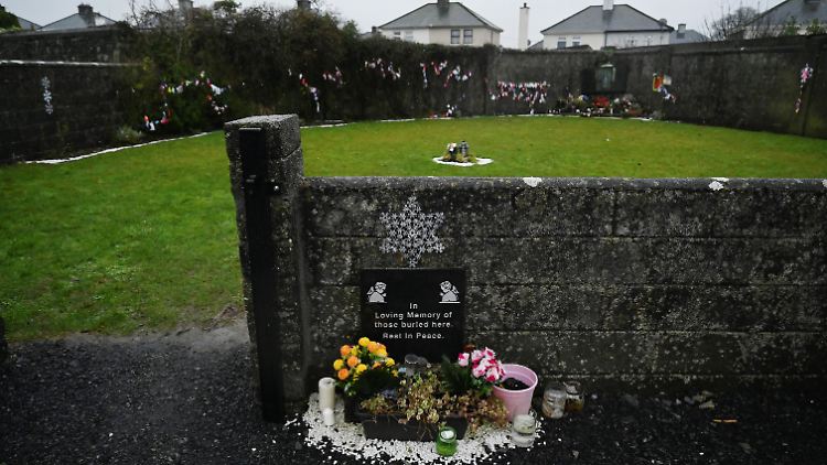 In Irland haben Ermittler auf dem Gelände eines früheren katholischen Heims für unverheiratete Mütter zahlreiche Kinderleichen entdeckt.