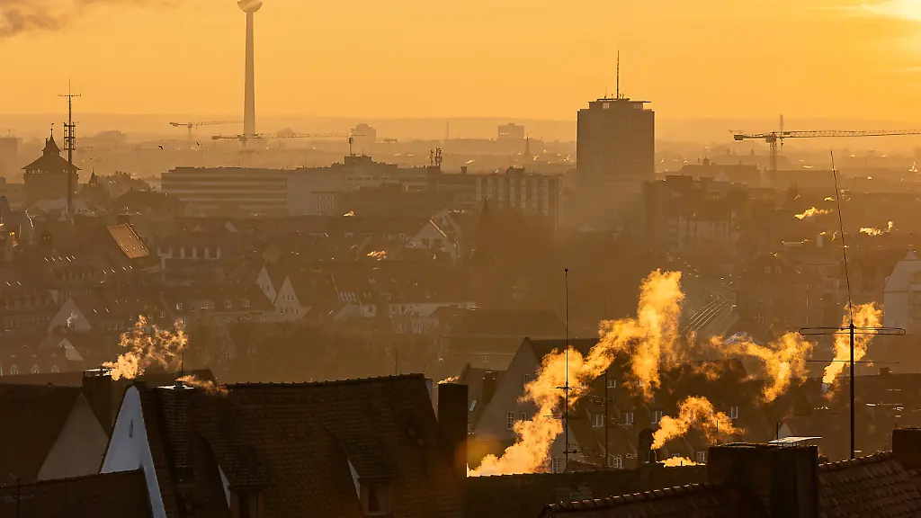 Rauchschwaden-ueber-Nuernberg-Im-Winter-ist-die-Luftqualitaet-in-Deutschland-besonders-schlecht-Das-liegt-am-Wetter-und-am-Verhalten-der-Menschen