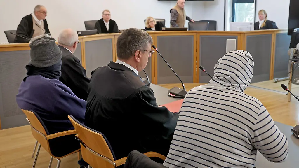 Mit-Muetze-Schal-und-Kapuzen-Pulli-auf-der-Anklagebank