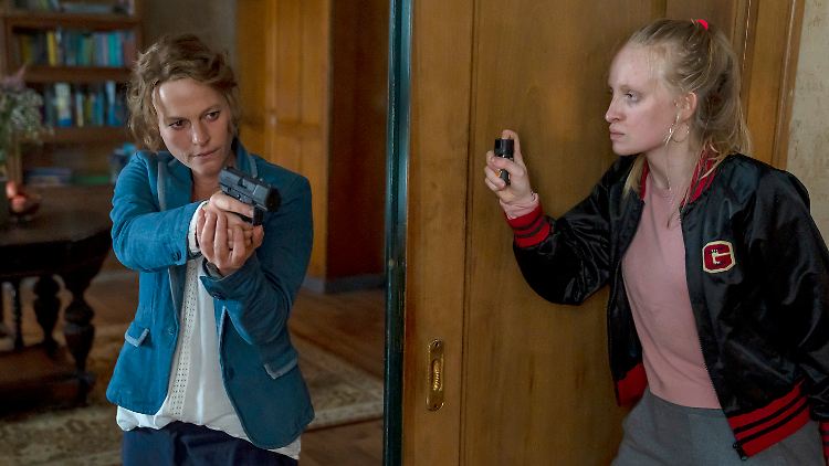 Bewaffnet und gefährlich sind sowohl Kommissarin Lenski (Maria Simon, l.) als auch Lou (Luzia Oppermann), da hören die Gemeinsamkeiten dann aber auch schon wieder auf.