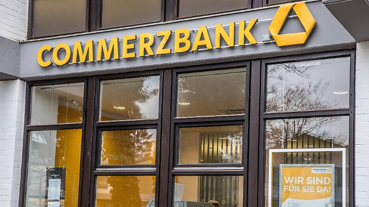 Fast jede zweite Commerzbank-Filiale in Deutschland soll schließen.