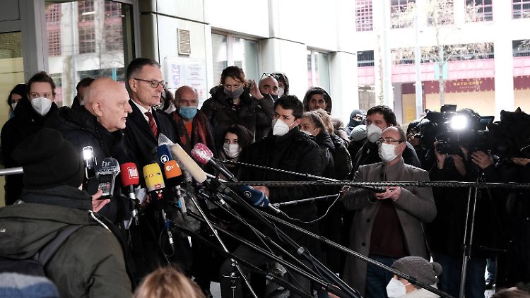 Dieses Urteil sei außerordentlich schmerzlich, sagte der Sprecher der Familie des Mordopfers, Dirk Metz, nach Prozessende.