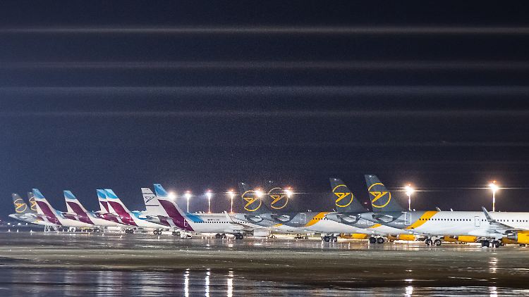 Derzeit sind Flugzeuge mehr am Boden als in der Luft, wie hier am Flughafen Düsseldorf.