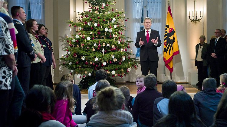 Ungewohnte Weihnachtsansprache: Wulff im Kreis von ehrenamtlichen Helfern.