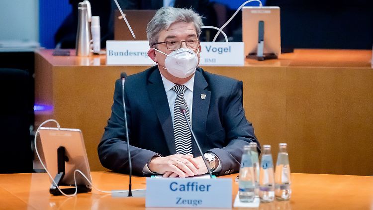 Caffier war nach Kritik an einem Waffenkauf im vergangenen Jahr als Innenminister zurückgetreten.