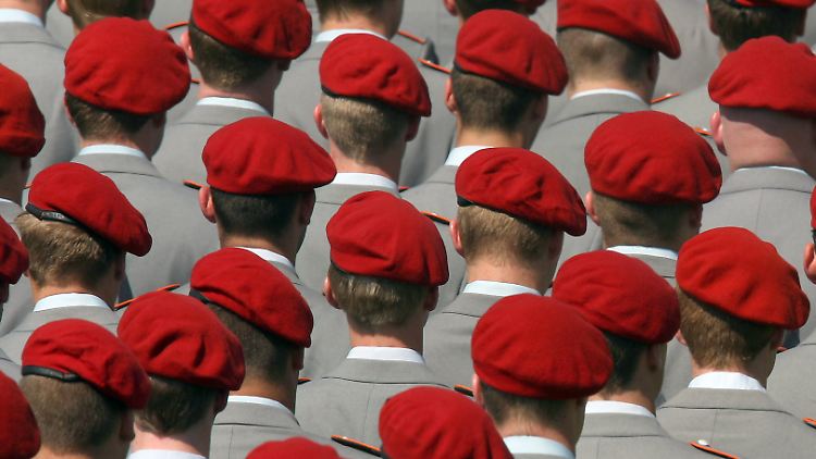 Bundeswehrsoldaten eines Wachbataillons: Bundeswehrangehörige müssen nun auch auf Friseure in Kasernen verzichten.