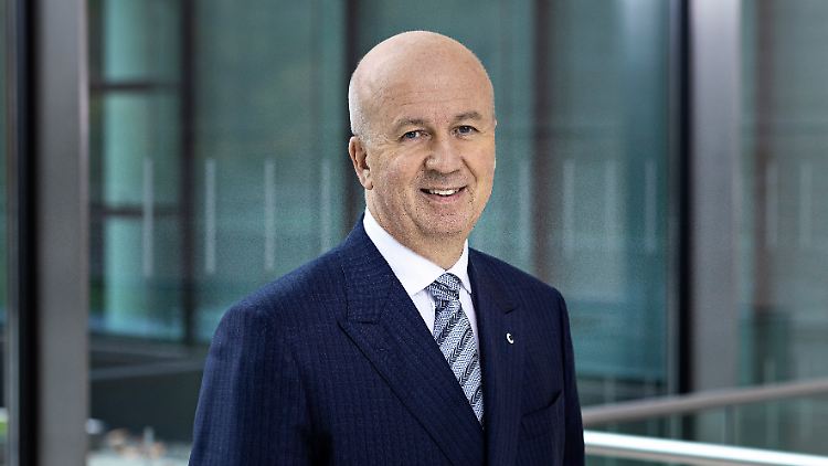 Marcus Bernhardt führt die Deutsche Hospitality seit November 2020. Der gebürtige Schweizer, der zuletzt im Topmanagement des Autovermieters Europcar und davor bei der Fluggesellschaft Gulf Air war, hat das Hotelfach von der Pike auf gelernt Seine Karriere startete er beim Hotelkonzern Radisson, über mehrere Stationen kam er auch zur Luxusmarke Steigenberger, wo er bis 2010 als Vertriebschef tätig war.