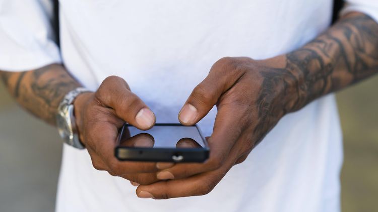 Der Daumen ist heute vor allem ein unerlässliches Werkzeug für alle Smartphone-Nutzer.