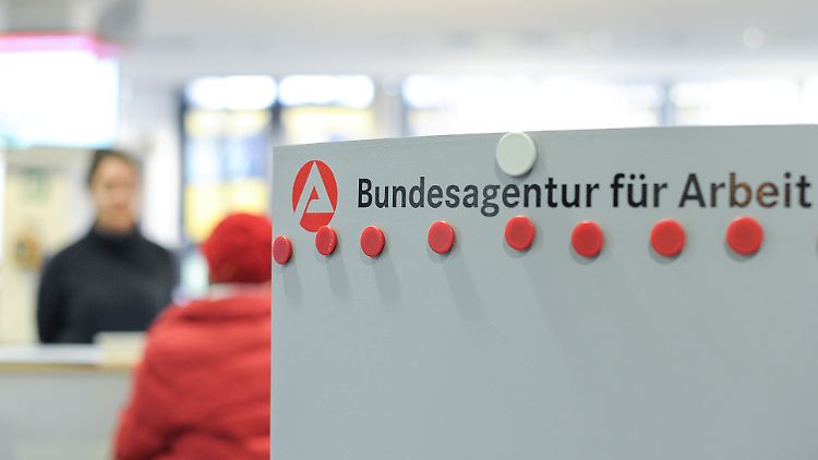 Fast eine Million Menschen in Deutschland suchen seit mehr als zwölf Monaten einen Job