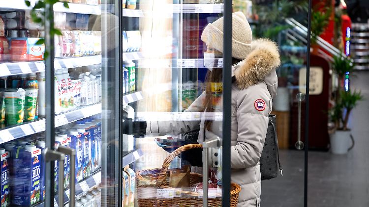 Trotz konstant hoher Infektionszahlen und Hygienevorschriften haben die Menschen eine "Corona-Alltagsroutine" entwickelt.
