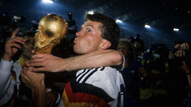 Auch als Bundestrainer darf man den WM-Pokal küssen!