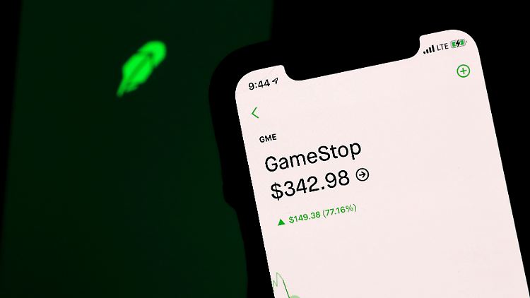 Nachdem die Handelsbeschränkungen etwas gelockert wurden, schlossen die Papiere von Gamestop mit 68 Prozent im Plus.