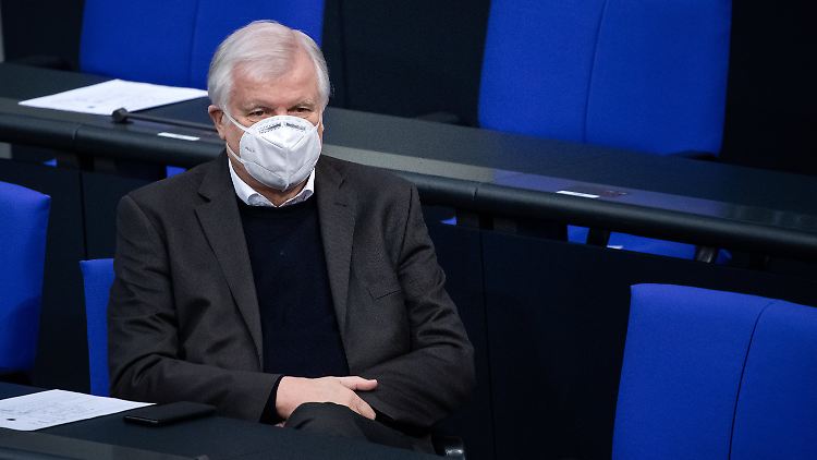 "Für ein generelles Ausreiseverbot sind die verfassungsrechtlichen Anforderungen sehr hoch", sagt Horst Seehofer. 