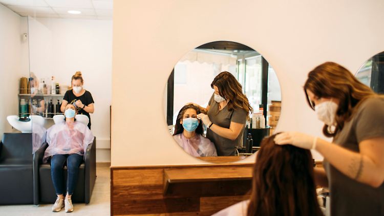 Seit Wochen dürfen Friseure keine Kunden mehr in ihre Läden lassen.