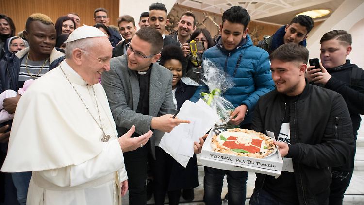 Die Leidenschaft von Papst Franziskus für Pizza und Pasta ist bekannt. Ab sofort muss er darauf verzichten.