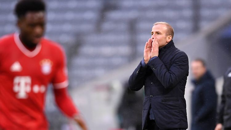 Sebastian Hoeneß ruft seinem Team vergeblich eine Taktik zu.