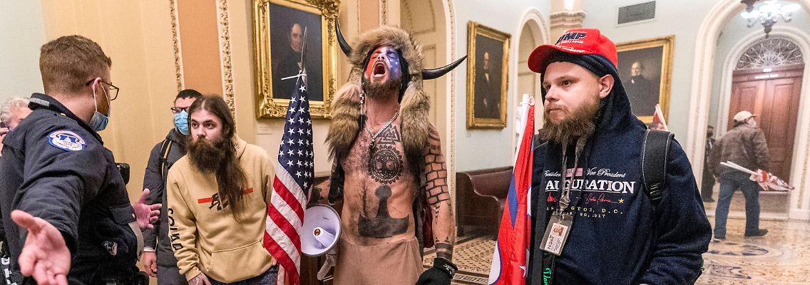 "Schamane" oder auch "Bison-Mann" wird der Randalierer Jacob Chansley genannt.