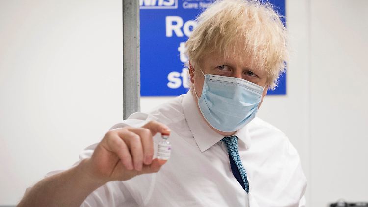 Premier Boris Johnson mit einem Impfstoff-Fläschchen von Astrazeneca.