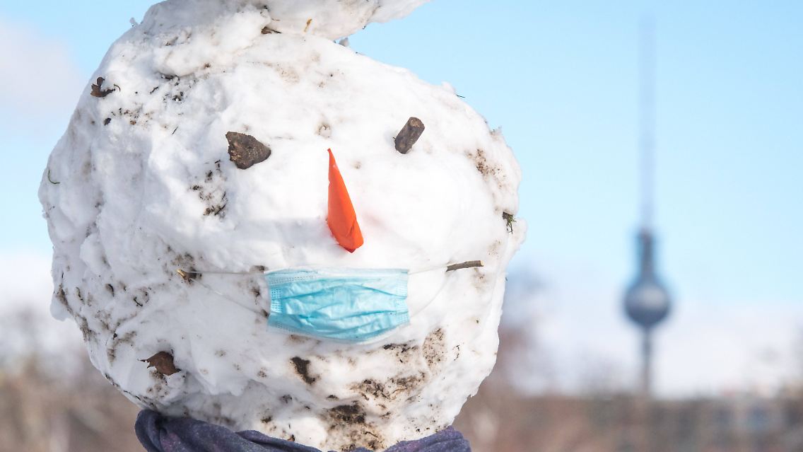 Ein gut "geschützter" Schneemann in Berlin.