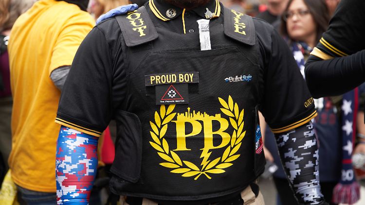 Ein Mitglied der "Proud Boys" auf einer Demo.