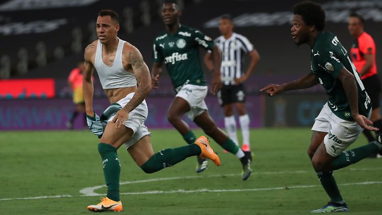 Torschütze Breno Lopes ist nach seinem Siegtreffer nicht mehr zu stoppen.