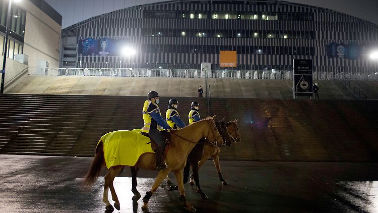 Die Polizei patrouillierte auch rund um das Stadion.