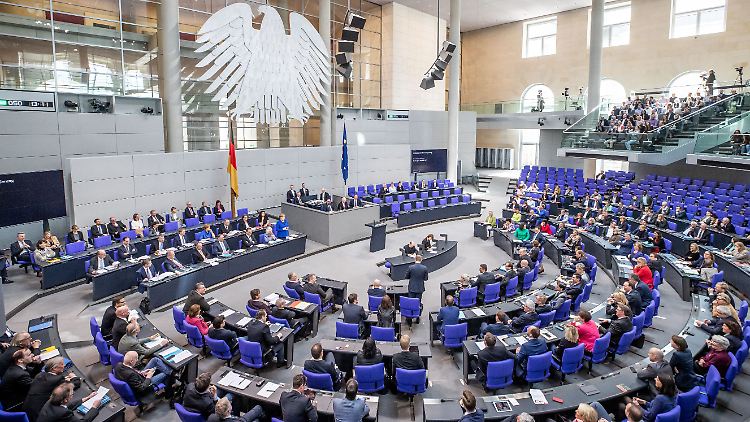 "Die Abgeordneten im Bundestag wissen nicht im Detail, welche Firmen und Beraterleistungen überhaupt vom Staat eingekauft werden", erklärt Linken-Abgeordneter Matthias Höhn.