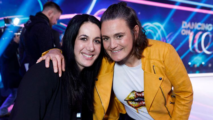 Nadine Angerer (r.) ist froh, dass ihre Frau, Magdalena Golombek, rechtzeitig zum Arzt gegangen ist.