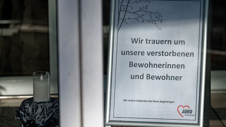 Dutzende Menschen steckten sich in dem Altenheim an. 15 Bewohner kamen bislang ums Leben.
