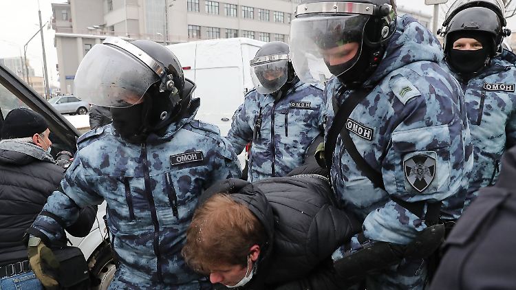 Allein in Moskau wurden Hunderte Protestierende in Gewahrsam genommen.