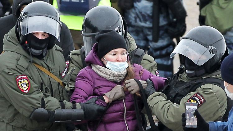 Sicherheitskräfte nehmen eine Demonstrantin in Kasan fest.