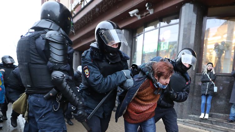 Die Polizei nahm Tausende Menschen fest, hier in St. Petersburg.