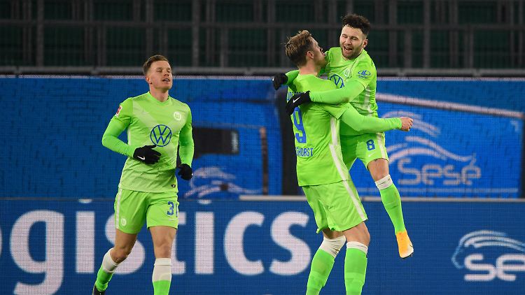 Rauf auf den Wout: Renato Steffen jubelt mit Torschütze Weghorst.