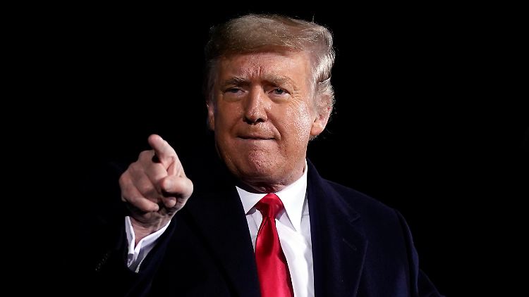 Auf den letzten Drücker stellt Donald Trump neue Anwälte vor.