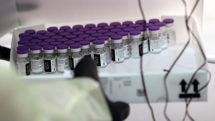 Trotz Anerkennung für die rasche Entwicklung der Vakzine sind mehrere Hersteller von Covid-19-Impfstoffen zuletzt in die Kritik geraten. 