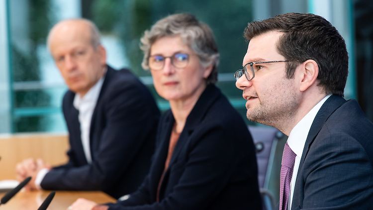 Buschmann (r.), Haßelmann (M.) und Straetmanns (l.) ließen kein gutes Haar an dem Reformkompromiss. Ihnen fehlt es  an Rechtsklarheit sowie echtem Willen zur Veränderung. 
