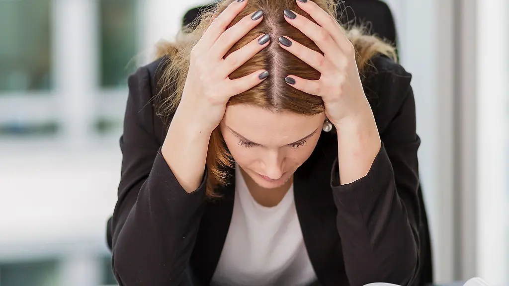 Wenn-nichts-mehr-geht-Ein-Burnout-kann-sich-durch-unterschiedliche-Beschwerden-bemerkbar-machen