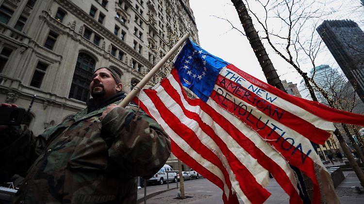 Nach den Kurskapriolen an der New Yorker Börse haben Dutzende Menschen auf der Wall Street für eine stärkere Kontrolle von Banken und Hedgefonds durch die Politik demonstriert.
