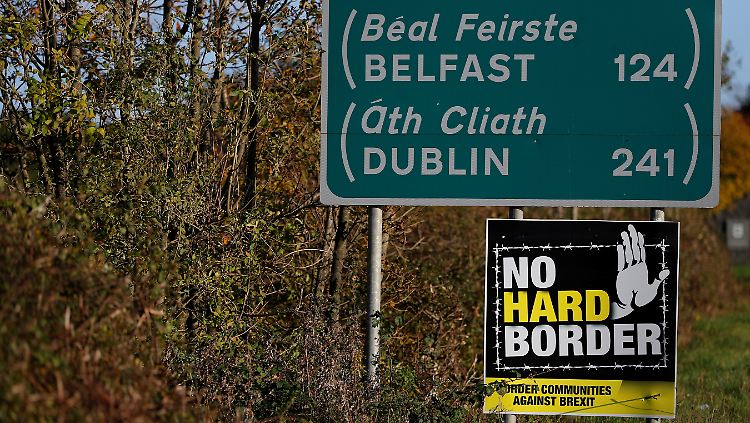 Auf der irischen Seite der Grenze fordert ein Plakat "keine harte Grenze" zu Nordirland.