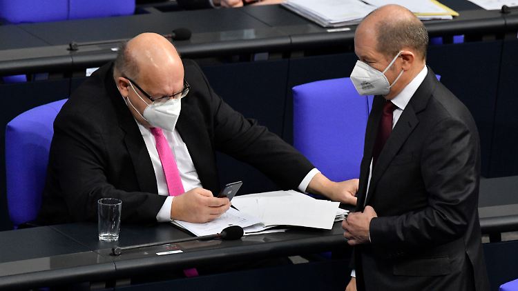 Bundesfinanzminister Scholz (r.) bremst Peter Altmaier bei seinem Vorschlag, die Staatsbeteiligungen abzustoßen, aus.