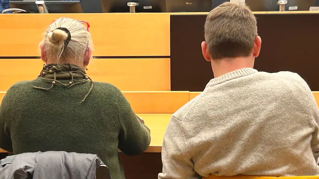 Die-Angeklagten-sollen-im-Kampf-gegen-die-Corona-Massnahmen-im-Januar-2021-einen-ICE-in-Unterfranken-gefaehrdet-haben-um-ueberregionale-Aufmerksamkeit-zu-erregen